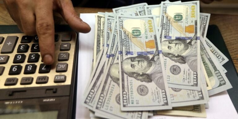 Dólar fecha em pequena alta após troca no comando da Petrobras