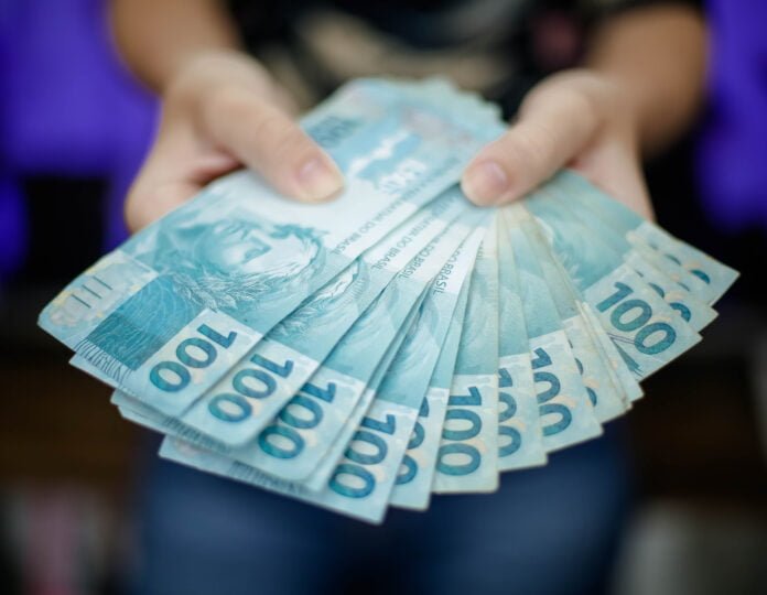 ECONOMIA-NOTAS-DE-100-REAIS.jpg
