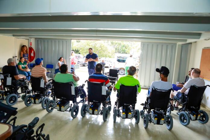 Foto-3-Beneficiarios_de_programa_de_cadeiras_de_rodas_recebem_instrucoes_sobre_a_operacao_do_equipamento._Foto_Jhonantan_Cantarelle_-_Agencia_Saude-DF_2.jpg