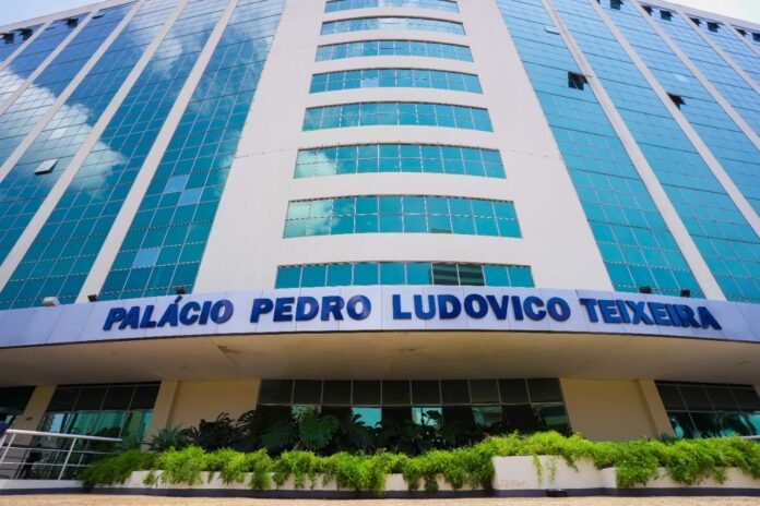 PALACIO-PEDRO-LUDOVICO-TEIXEIRA-EM-ENQUADRAMENTO-CONTRA-PLONGEE.jpg