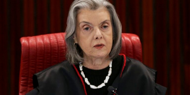 Cármen Lúcia é eleita presidente do TSE
