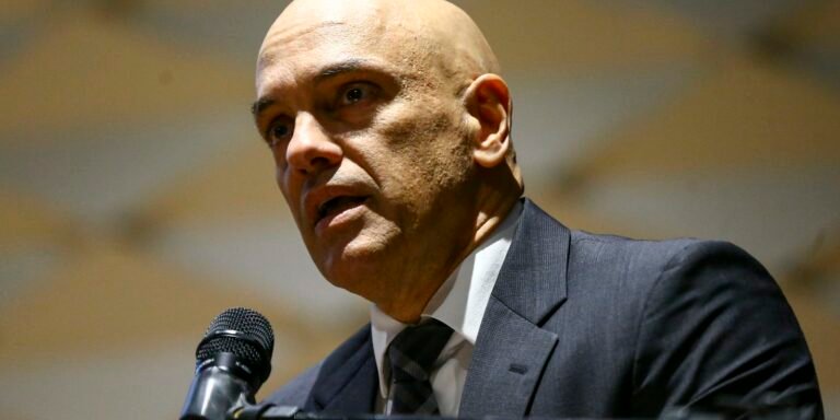 Moraes solta ex-assessor de Bolsonaro investigado por trama golpista