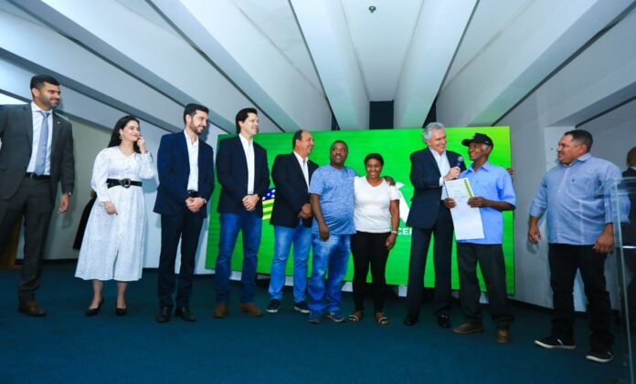 Governo-entrega-titulos-de-terra-a-familias-do-nordeste-goiano_Secom.jpeg