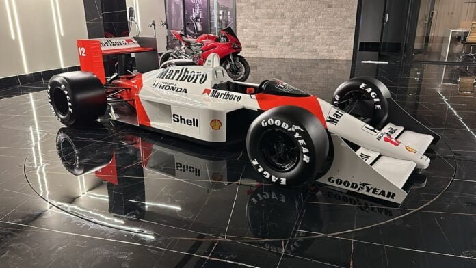 Replica-do-carro-de-Ayrton-Senna.jpeg
