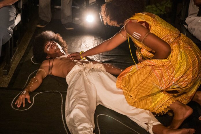 Espetaculo-teatral-de-escola-publica-do-Gama-conscientiza-comunidade-escolar-sobre-racismo-foto-capa.jpg