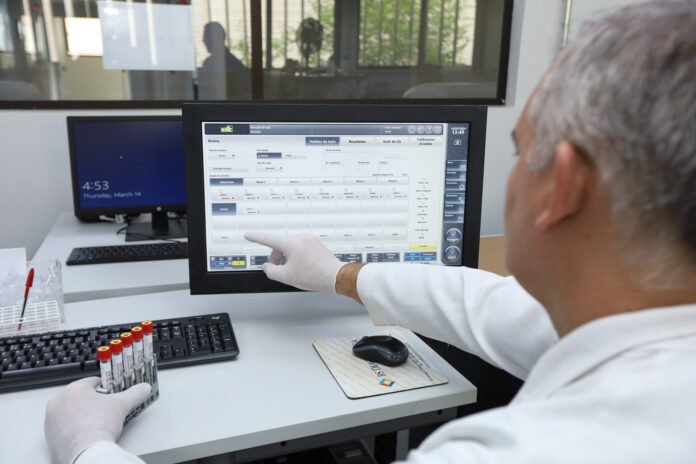 nova-interface-reduziu-o-tempo-de-analise-dos-exames-de-tres-dias-e-meio-para-um-dia-e-meio.-Foto-Sandro-Araujo-Agencia-Saude-DF.jpg