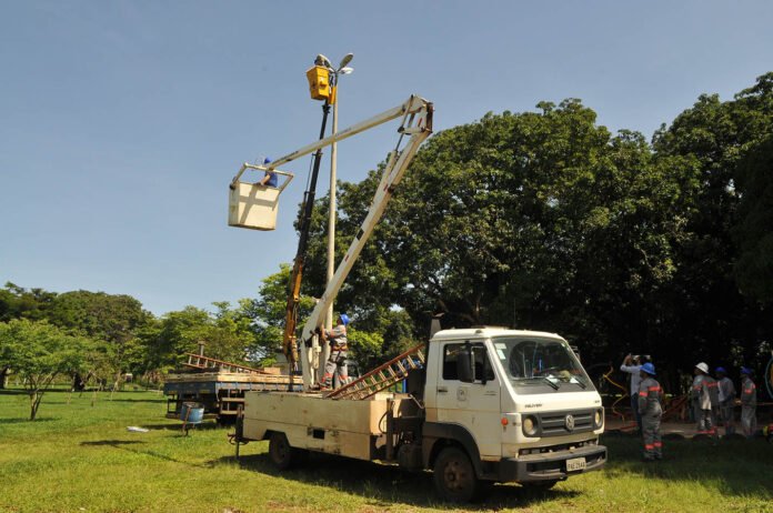 Manutencao.-Troca-de-lampada.-LED.-Foto-Renato-Araujo-Agencia-Brasilia-3.jpg