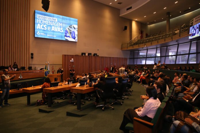 29.10.2024-Sessao-solene-em-homenagem-aos-AVAS-e-ACS-Ualisson-Noronha-_-Agencia-Saude-DF-01.jpg