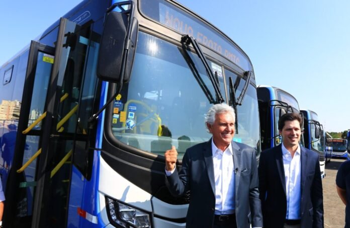 Caiado-entrega-132-novos-onibus-para-transporte-coletivo-1024x667.jpeg