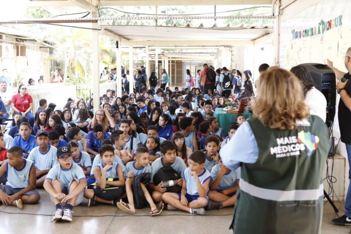 Estudantes-do-Centro-de-Ensino-Fundamental-25-em-Ceilandia-recebem-orientacoes-sobre-como-combater-o-mosquito-da-dengue.-Foto-Jhonantan-Cantarelle-Agencia-Saude-DF-2.jpg