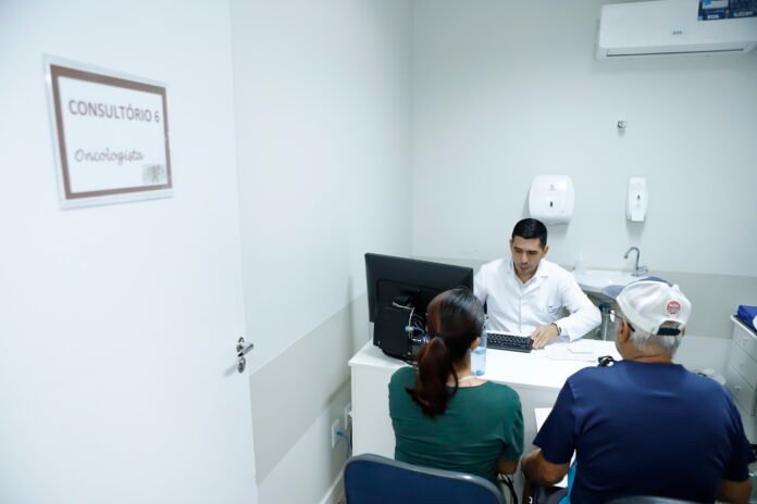 Durante-o-Novembro-Azul-a-media-mensal-de-novos-pacientes-de-cancer-prostata-atendidos-saltou-de-90-para-220.-Foto-Jhonantan-CantarelleAgencia-Saude-DF.jpg
