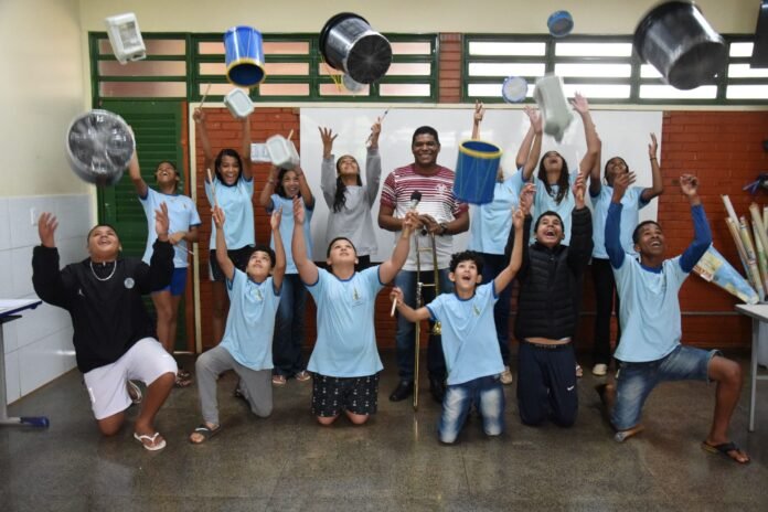 Musicalidade-e-matematica-ajuda-alunos-a-dominarem-conceitos-aritmeticos-foto-capa-scaled.jpg