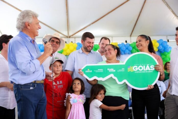 Caiado-fortalece-a-politica-habitacional-de-Goias-ao-entregar-50-casas-a-custo-zero-em-Britania-3-1024x683.jpeg