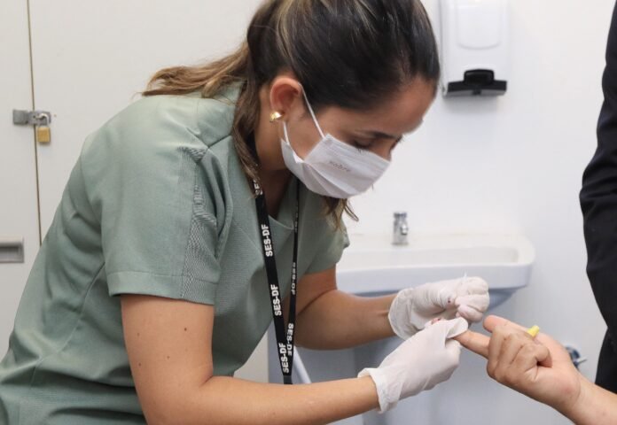 Exame-dermatologico.-Foto-Sandro-Araujo-Agencia-Saude-DF.jpg