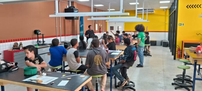 Governo-de-Goias-abre-1.500-vagas-para-cursos-gratuitos-de-robotica-1024x461.jpeg