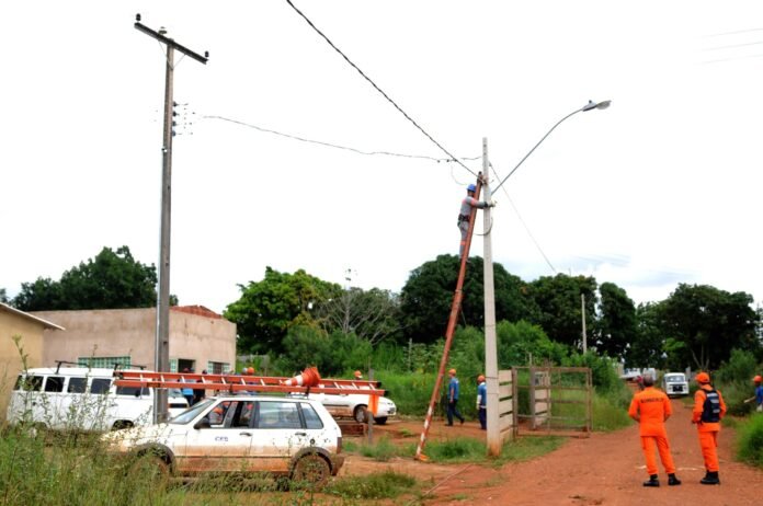 Troca.-Manutencao-de-postes.-Foto-Arquivo-Agencia-Brasilia-3-scaled.jpg