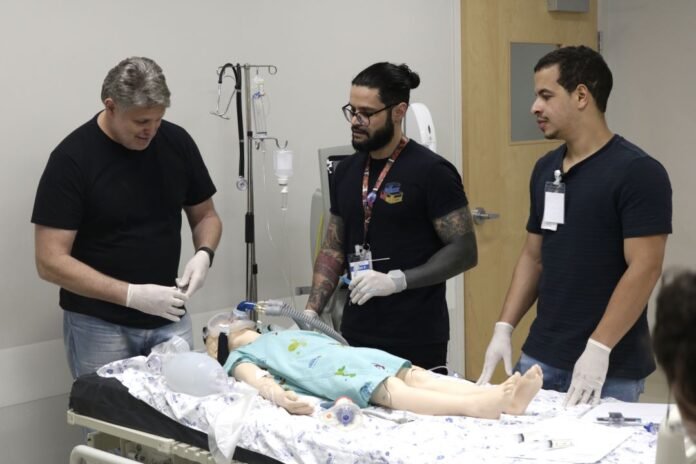 Guilherme-Pacheco-ao-centro-Curso-Emergencias-Pediatricas-HCB-foto-Maria-Clara-Oliveira_MG_7627.jpg
