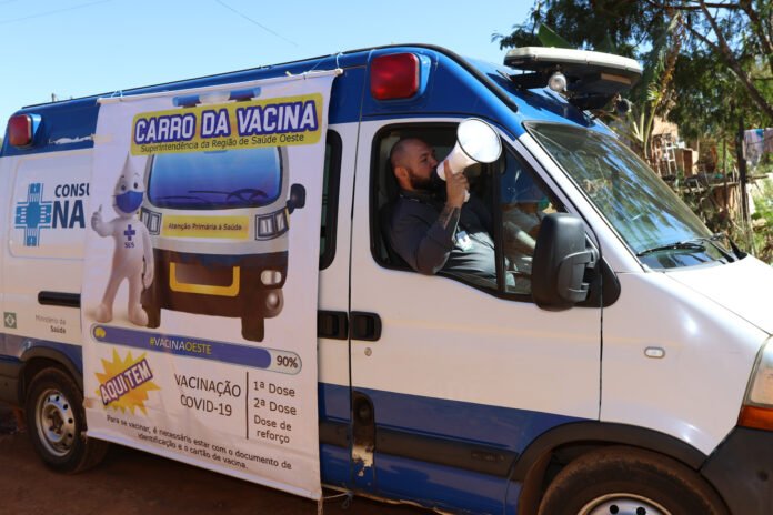 Servidores-usam-megafone-para-chamar-a-populacao-para-se-imunizar-no-Carro-da-Vacina.-Foto-Tony-Winston-Arquivo-Agencia-Saude-DF.jpg