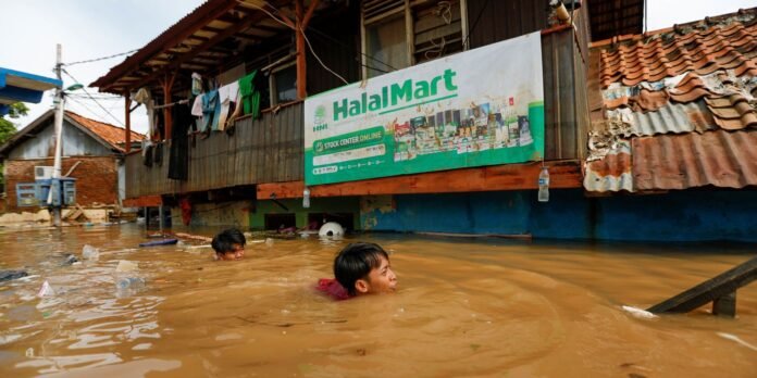 2020-01-02t100442z_2094129385_rc2m7e9u443d_rtrmadp_3_indonesia-weather-floods.jpg