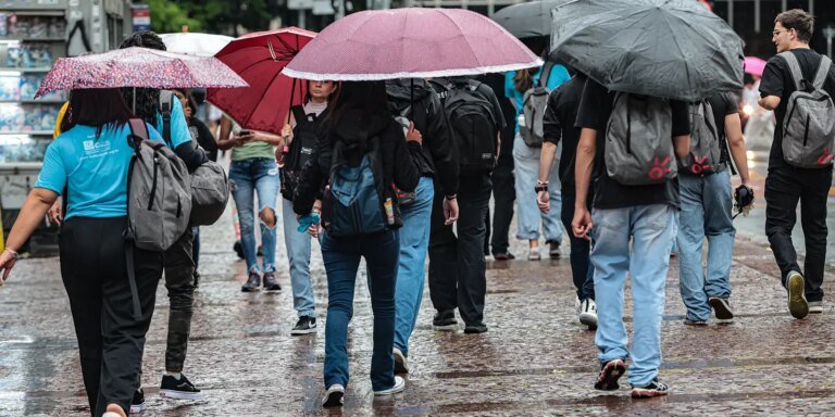 Maior parte do país deve ter chuvas intensas hoje