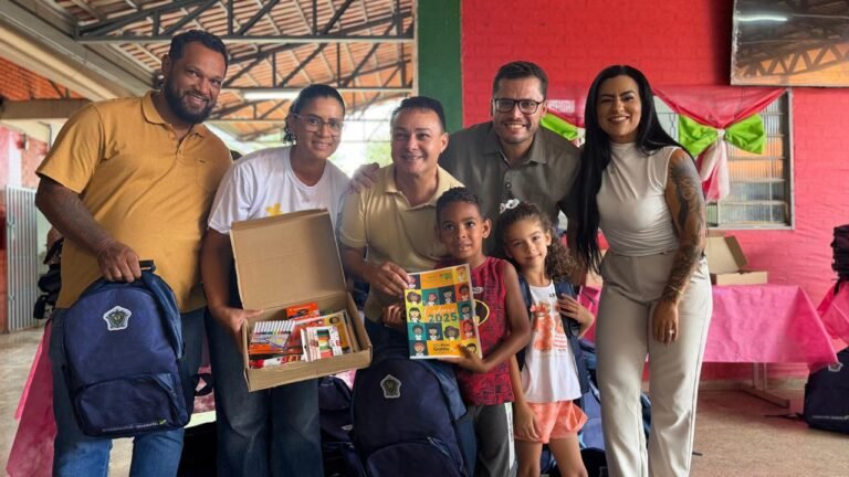Entrega de kits escolares marca início do ano letivo 2026