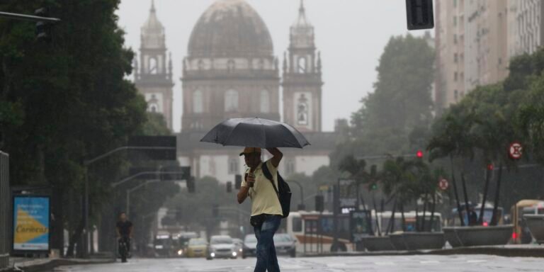 Chuvas intensas no Rio de Janeiro levam ao acionamento da Marinha