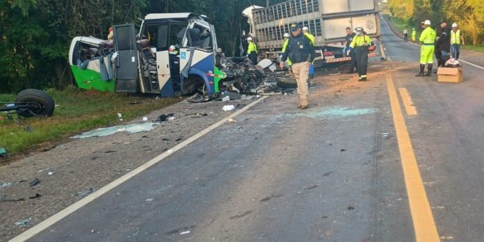acidente_entre_onibus_e_caminhao_mata_23_pessoas_no_parana.jpg
