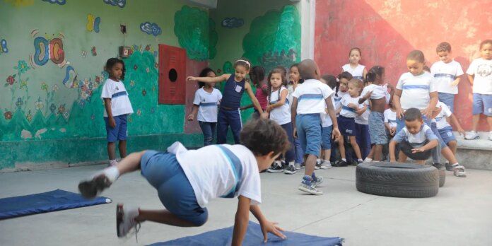 escola_publica_ciep_rio_tania_regoabr.jpg