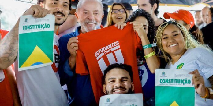 lula_com_estudantes.jpg